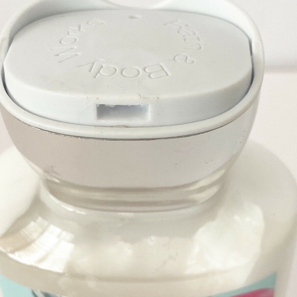 Hello Beautiful 24 Hr Moisture Body Lotion - Picture 4 of 5